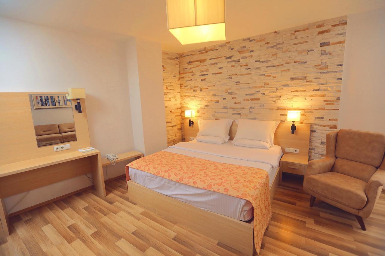 Hotel Pinocchio Pristina Exterior photo